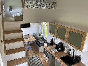 2 Schlafzimmer, individuell eingerichtet
