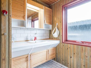 House | Bathroom - 6 Person Holiday Home in Henne (Henne)
