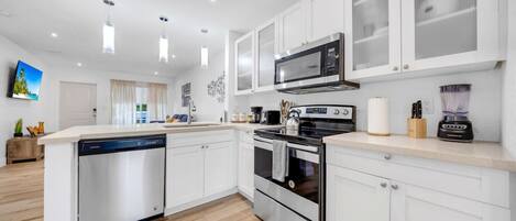 Een koelkast, een microgolfoven, een oven, een kookplaat