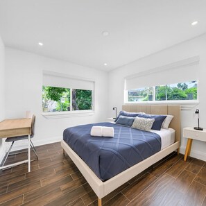 2 habitaciones, escritorio y tabla de planchar con plancha 