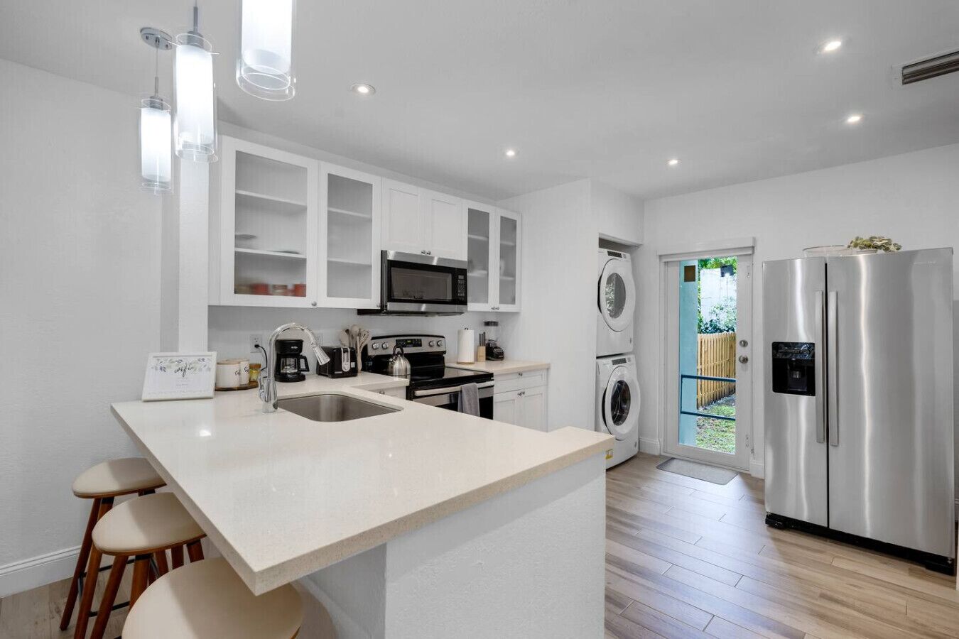 Refrigerador, microondas, horno y parrilla de estufa 