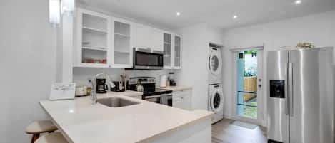 冷蔵庫、電子レンジ、オーブン、コンロ