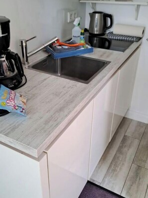 Køleskab, mikrobølgeovn, kogeplade, opvaskemaskine