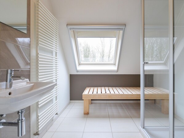 House | Bathroom | Shower - Bungalow in Friesland With Outdoor Spa (Earnewald)