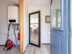 House | Reception - Cozy Holiday Home in Den Burg With hot tub (Den Burg)