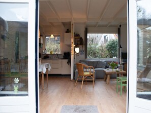 A cozy interior with a dining area, kitchen, and seating space. - Huijsmans Verhuur Type C Comfort Alexanderpark 201 (Ouddorp)
