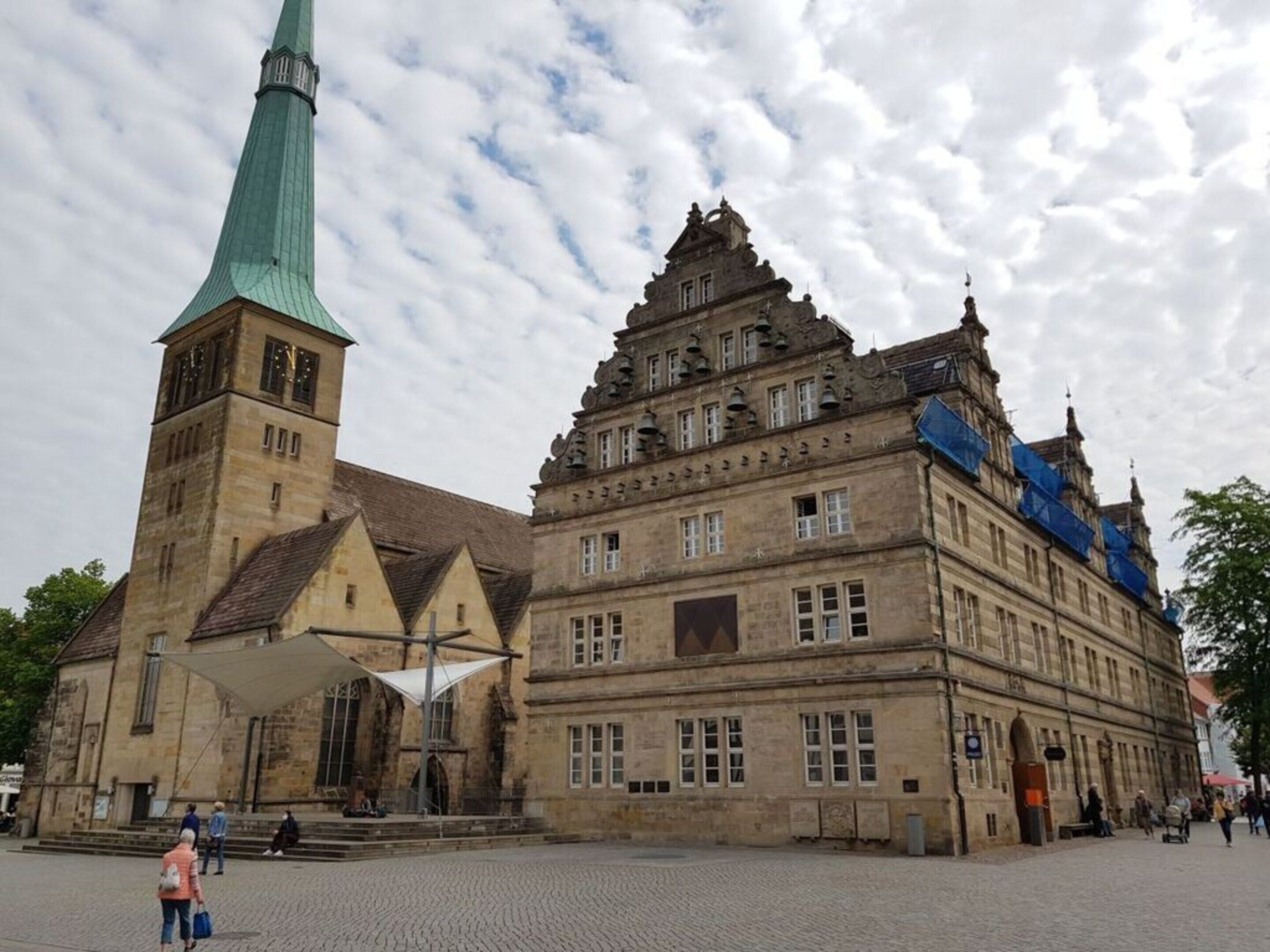 Un bâtiment historique doté d’une tour imposante et d’une grande structure richement décorée.