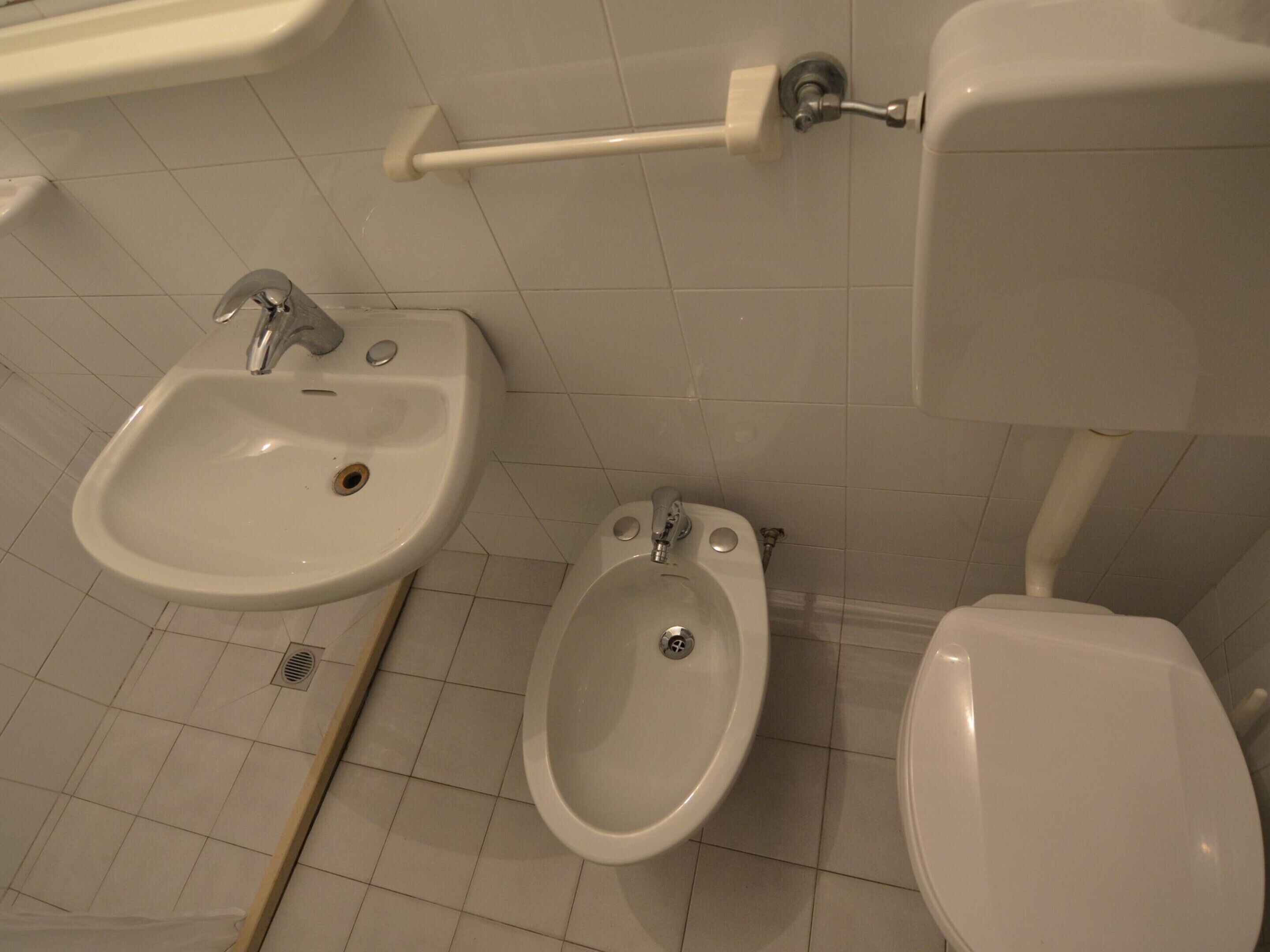 Ein Badezimmer mit Waschbecken, Bidet und Toilette.