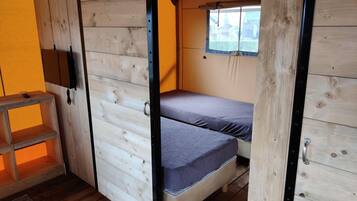 Tienda de campaña | 2 habitaciones, muebles diferentes y ropa de cama