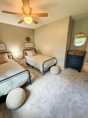 4 bedrooms, iron/ironing board, travel cot, WiFi - Hyco Hills Hideaway- private location, close to VIR, fast wi-fi, HOT TUB (Semora)