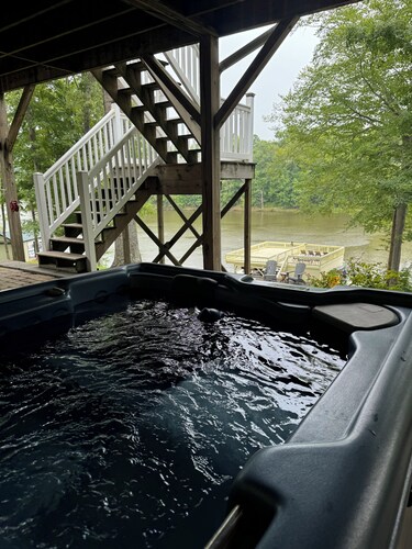 Hyco Hills Hideaway- private location, close to VIR, fast wi-fi, HOT TUB