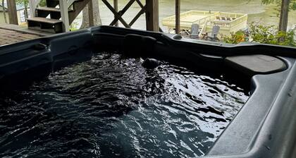Hyco Hills Hideaway- private location, close to VIR, fast wi-fi, HOT TUB