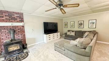 Smart TV, fireplace