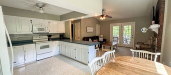 Hyco Hills Hideaway- private location, close to VIR, fast wi-fi, HOT TUB