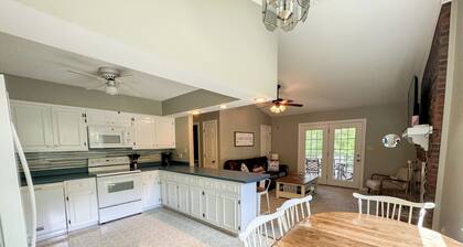 Hyco Hills Hideaway- private location, close to VIR, fast wi-fi, HOT TUB