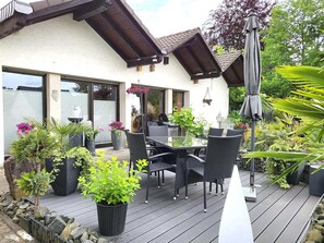 Apartment | Outdoor dining - Regal Apartment in Pracht With Garden and Grill (Pracht)
