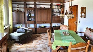 Apartment | Dining - Regal Apartment in Pracht With Garden and Grill (Pracht)