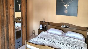 Apartment | 1 bedroom, individually furnished, bed sheets - Regal Apartment in Pracht With Garden and Grill (Pracht)