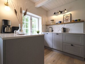 Appartement | Cuisine privée | Four, bouilloire électrique, grille-pain