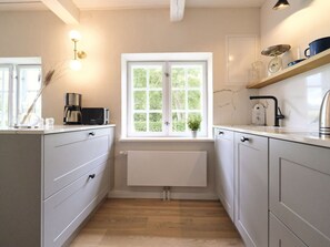 Apartment | Private kitchen | Oven, electric kettle, toaster - Reading Roof Cate Fuchsgraben (Steinbergkirche)