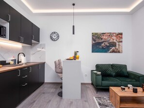 Apartment | Eigene Küche | Wasserkocher mit Kaffee-/Teezubehör, Kühlschrank, Mikrowelle, Herdplatte