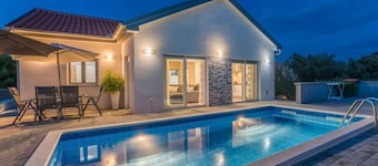 Nicoll With Pool, 50 m From the Beach