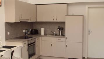 Apartment | Private kitchen | Oven, toaster