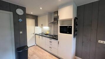 Rumah | Dapur pribadi | Microwave dan ketel listrik