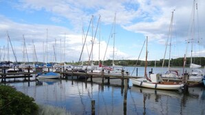 A marina with several boats docked at wooden piers. - Anchorage Modern Retreat (Kappeln)