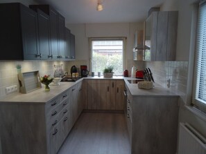 Hus | Eget kjøkken | Ovn, vannkoker, brødrister og høy barnestol