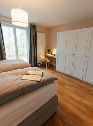1 chambre, ameublement personnalisé, bureau