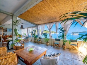 Villa | Dining