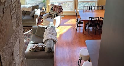 4 Bedroom Steps From the Lake