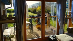 Et værelse med en skydedør, der fører til en udendørs patio.