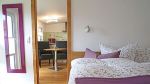 Une chambre à coucher avec un lit, un bureau et une chaise.