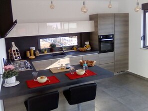 Leilighet | Eget kjøkken | Kjøleskap, mikrobølgeovn, ovn og kokeplater