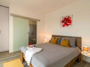 Leilighet | 5 soverom, individuelt innredet og strykejern/-brett