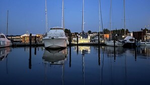 Een jachthaven met verschillende zeilboten afgemeerd.