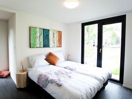 3 habitaciones, muebles diferentes y ropa de cama 