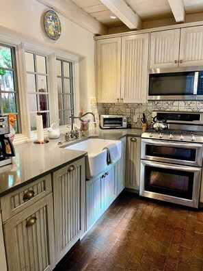 Fridge, microwave, oven, stovetop - Casa De Catia, Historical adobe on Canyon Road. (Santa Fe)