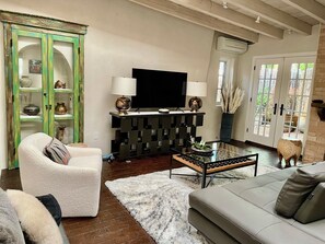 Smart TV, fireplace - Casa De Catia, Historical adobe on Canyon Road. (Santa Fe)