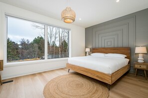 8 makuuhuonetta, työpöytä, silitysrauta/-lauta, vauvan matkasänky