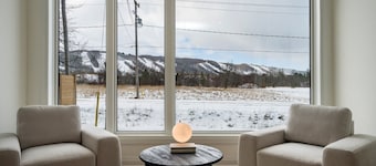 The Luxury White Rose Mountain View Chalet at The Blue Mountains for 20