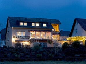 A two-story building with a balcony and a sign that reads "FERIENWOHNUNG". - "moselblick" Modern Retreat (Neumagen-Dhron)