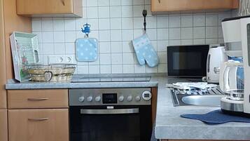 Apartemen | Dapur pribadi | Oven, ketel listrik, dan pemanggang roti