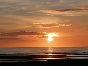 A sunset over the ocean with a clear sky and calm waters. - 4 Star Holiday Home in Romo (Rømø)