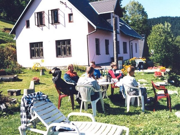 Outdoor dining - Jaroslav Sevcik Mountain hut (Strážné)