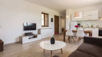 Ofen, Herdplatte, Geschirrspüler, Wasserkocher mit Kaffee-/Teezubehör