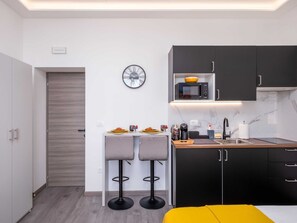 Departamento | Cocina privada | Cafetera y tetera, refrigerador, microondas y parrilla de estufa 