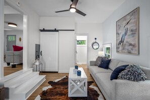 TV connectée, table de tennis de table, livres